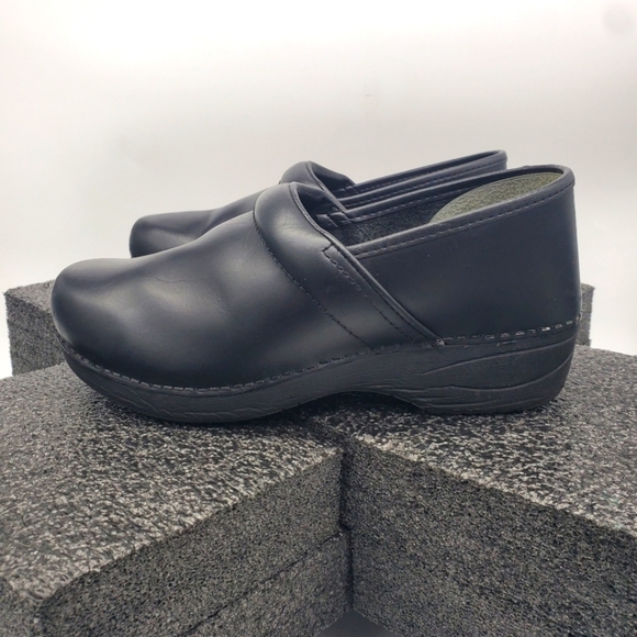 Dansko Shoes Women's 8.5 EU 40 XP 2.0 Leather Slip On Clogs Black - Picture 1 of 9